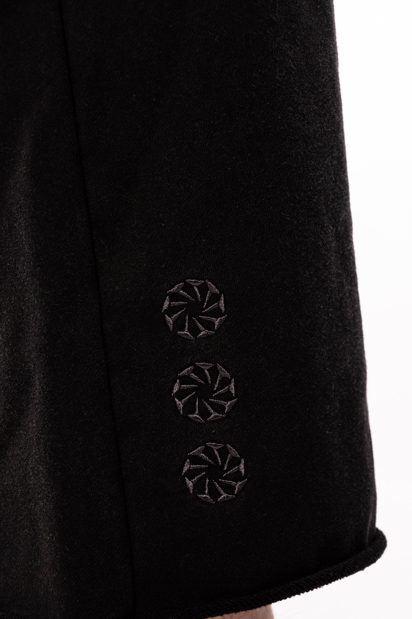"NOIR" 3/4 SWEAT SHORTS