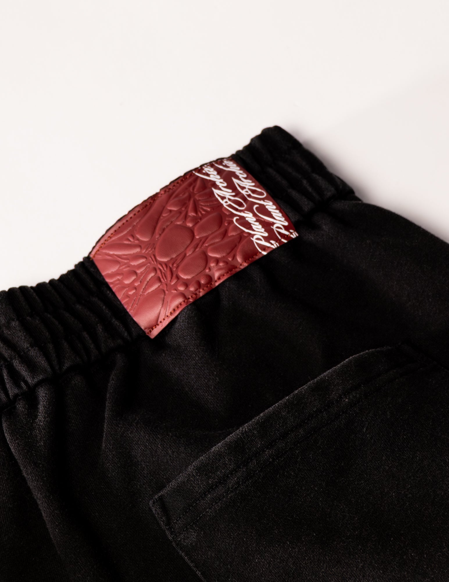 "NOIR" 3/4 SWEAT SHORTS